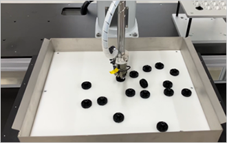 ロボットと組み合わせることでさまざまな形状のワークピッキングが可能